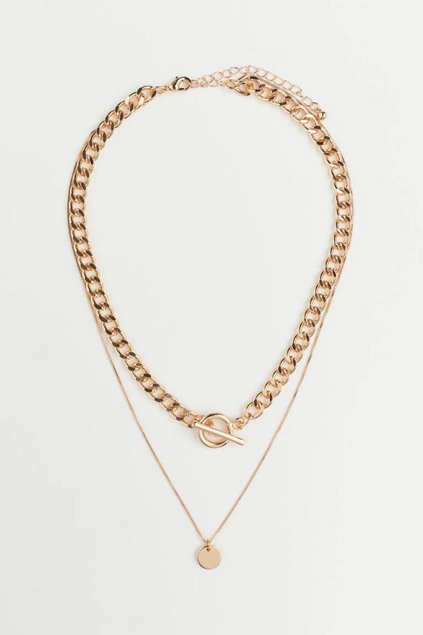 Este collar de H&M tiene una cadena barbada y una cadena venecia con colgante