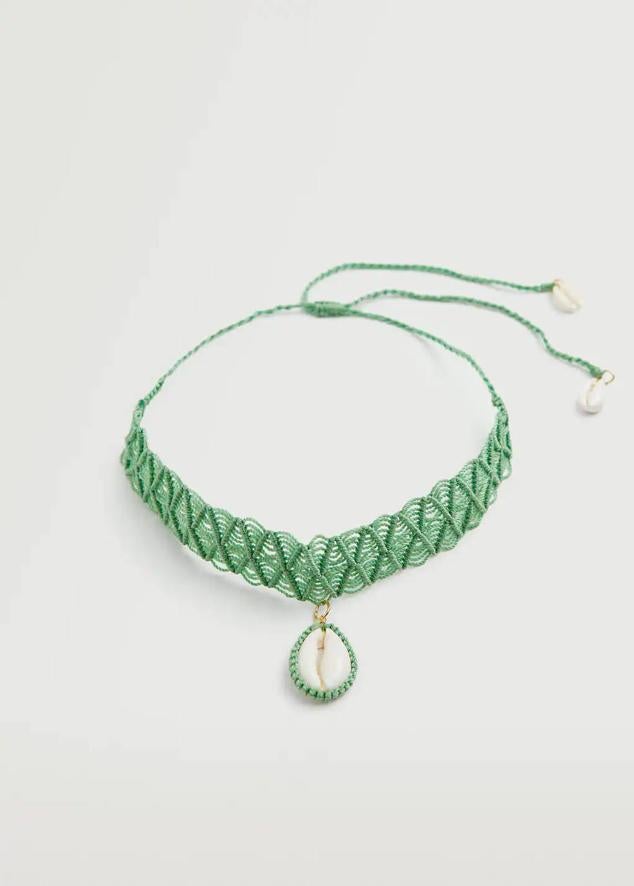 En Mango encontrarás este choker de color verde