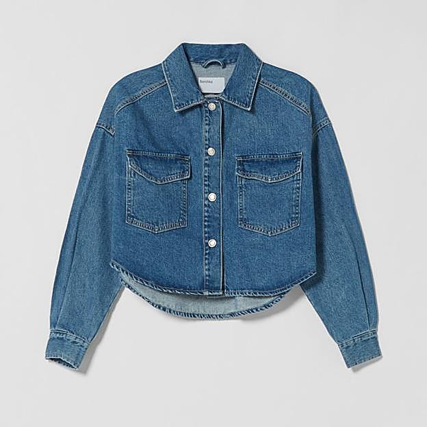 Vicky escogió una camisa vaquera cropped de Bershka.