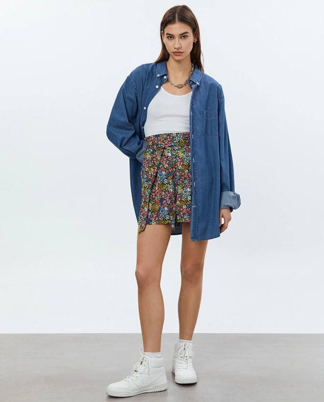 Shorts en tejido ligero y fluido con talle alto, silueta paperbag, pernera holgada, cinturón de lazada a juego y estampado floral multicolor, de Sfera. Puedes comprarlos por 11,99 euros.