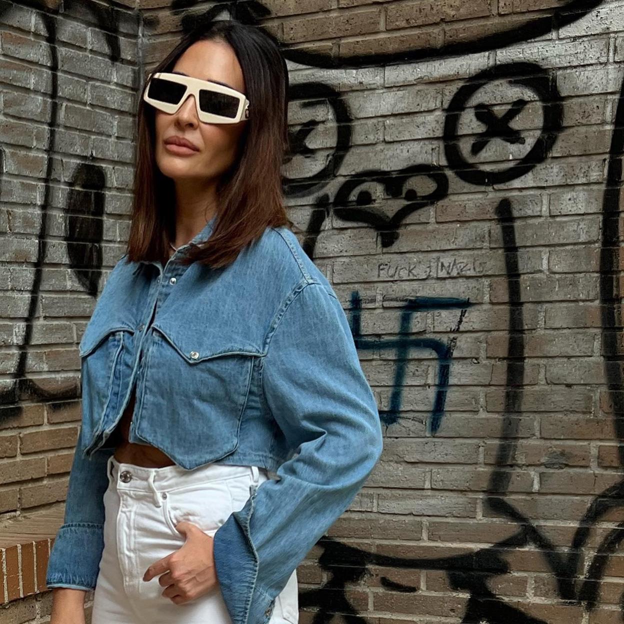 Vicky Martín Berrocal combinó su look con unas gafas blancas.