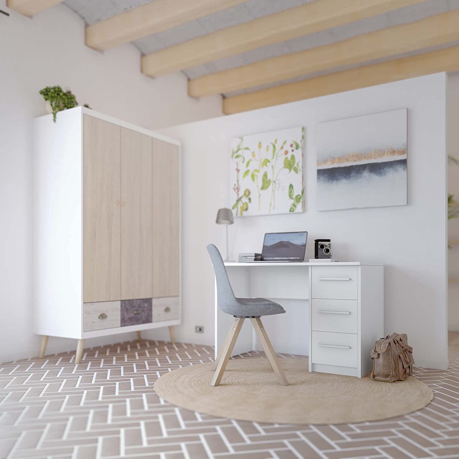 Este escritorio sencillo, práctico y con gran almacenamiento es el elemento que necesita tu despacho en casa para tenerlo todo a mano y en orden. Lo puedes  comprar en Amazon  por menos de 80 euros.