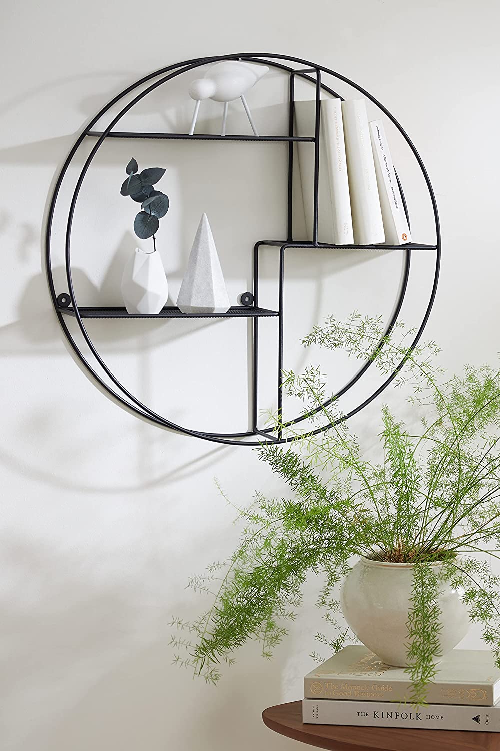 Esta original estantería circular en acero negro es perfecta para resaltar los adornos y detalles más especiales de tu casa. Cuesta menos de 35 euros y la puedes  comprar en Amazon .