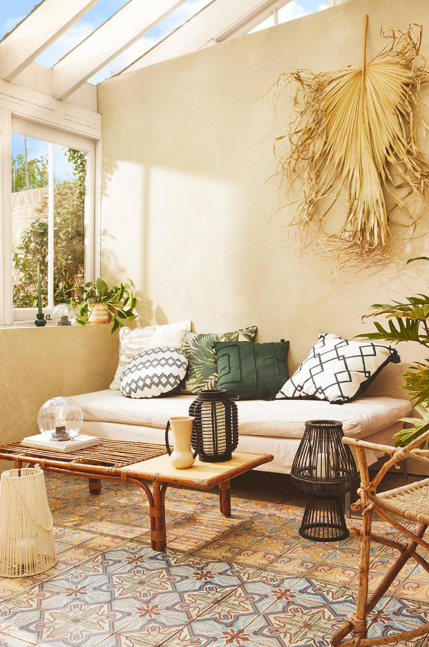 Los cojines con estampados geométricos o tropicales en tonos verdes de Primark Home cuestan 8 euros.