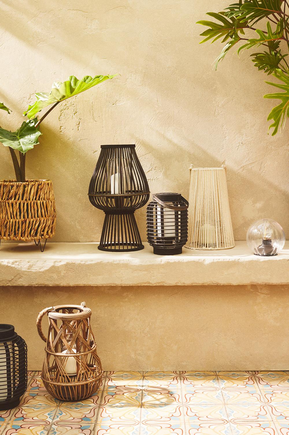 ¿La clave para una velada digna de Instagram? Añadir farolillos de bambú y rafia a tu zona exterior como estos de Primark Home (desde 9 a 12 euros).