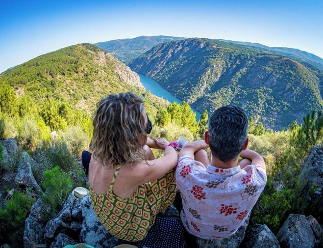 Monforte de Lemos, Chantada, Pobra do Brollón y Sober son los municipios elegidos para celebrar la  sexta edición  de 17º Ribeira Sacra Festival 2022, una experiencia única en la que a través de un marco natural excepcional nos abrimos al disfrute de los sentidos, especialmente del oído y el paladar. Conciertos, catas, degustaciones de cocina de autor, rutas y artesanía vitivinícola tendrán lugar en escenarios espectaculares como el catamarán de Ponte do Sil o el Mirador de Santiorxo. Entre las propuestas musicales Teenage Fanclub, Lola Marsh, Manel, Glassio, Los Mejillones Tigre o Fábrica de Espejos entre otros, además del invitado especial, Ángel Carmona. 