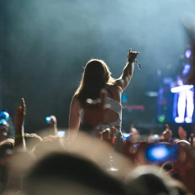 Viva Suecia, Guitarricadelafuente, Varry Brava y Arte Bogotá son algunos de los artistas que participan en el festival albaceteño que además cuenta con un completo  programa  de actividades gastronómicas. A la feria de tapas en la que participan los bares y restaurantes de la localidad hay que sumar la paella gourmet que el maestro arrocero de Valencia Alberto Bisbal cocinará el domingo y la merienda-cena en la que el cocinero Yelel Cañas enseñará a los asistentes a crear tapas gourmet que al final del evento podrán disfrutar con su maridaje correspondiente. 