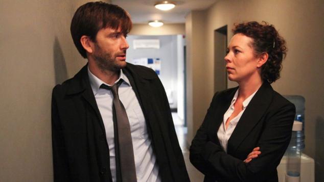 Ahora que Olivia Colman ha conquistado el mundo entero, y diversos premios, y David Tennant sigue siendo uno de los mejores intérpretes de su generación resulta aún más sorprendente que una producción en la que pocos confiaban reuniese un elenco protagónico como este. Ambos encarnan a dos detectives que tienen que resolver crímenes terribles sin dejarse llevar por sus sentimientos y afrontando sus propios problemas personales. Tres temporadas y 24 episodios en los que los espectaculares acantilados de Dorset añaden belleza a unas historias llenas de dramatismo.