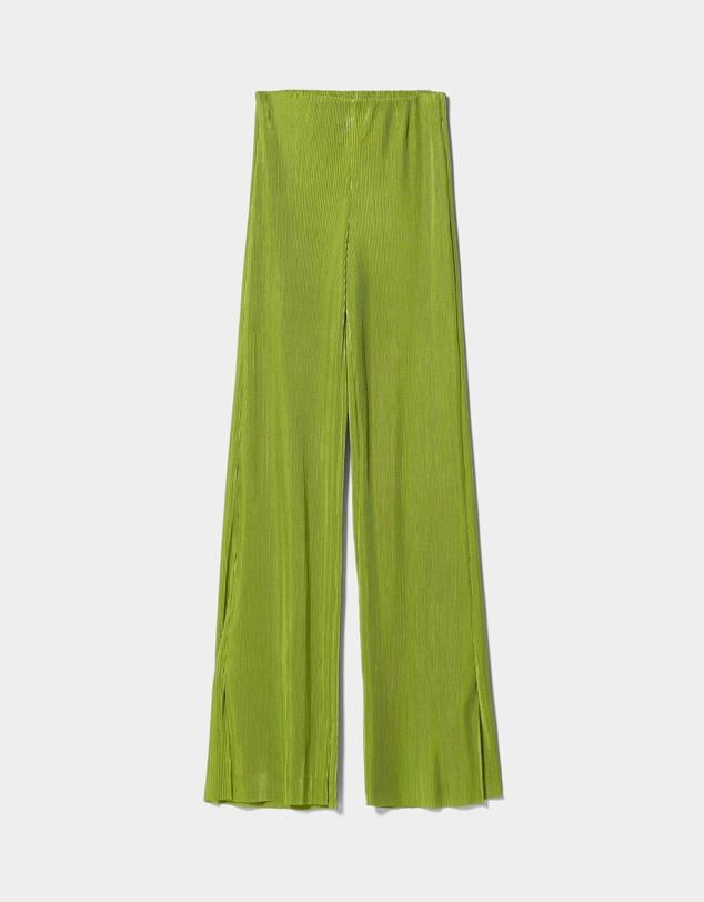 Verdes, rosas, naranjas… Es un verano de alto voltaje y nuestros armarios piden prendas cómodas y frescas como los pantalones fluidos. Para verte más estilizada escoge un modelo con rayas verticales como este de Bershka, alargará visualmente la figura. 