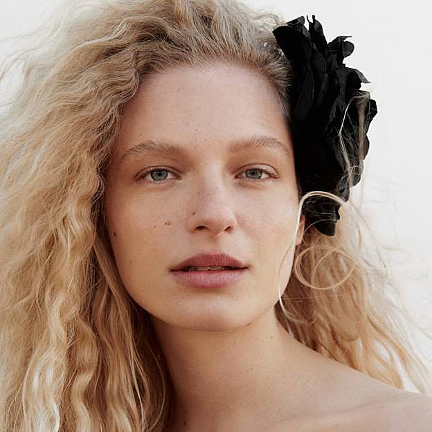 Imagen principal - Tenemos la versión low cost del accesorio de lujo más elegante que arrasa en el street style y necesitas para mejorar cualquier look