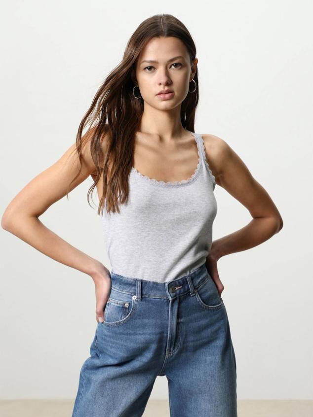 Camiseta de tirantes en tejido de canalé con escote redondo y detalles de encaje. Vienen en un pack de dos colores, malva y verde, blanco y negro, gris y verde o amarillo y celeste, con un precio de 7,99 euros.