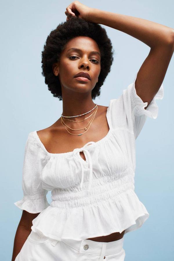 H&M nos trae esta blusa que está disponible lisa o con estampado