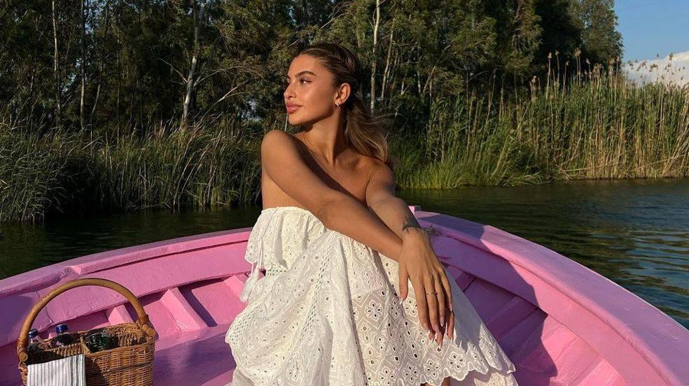 Las camisas y blusas de estilo ibicenco más ponibles y rejuvenecedoras de la temporada