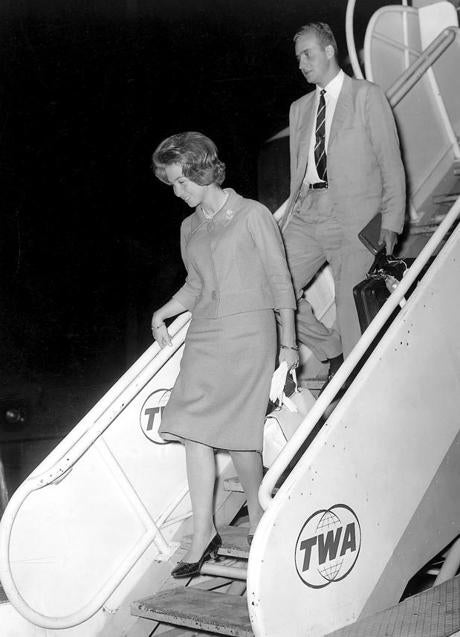 Imagen - Don Juan Carlos y doña Sofía llegando al aeropuerto de Londres.