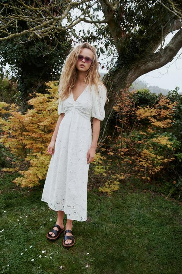 En blanco y de tejido calado (rebajado a 25,99 euros).