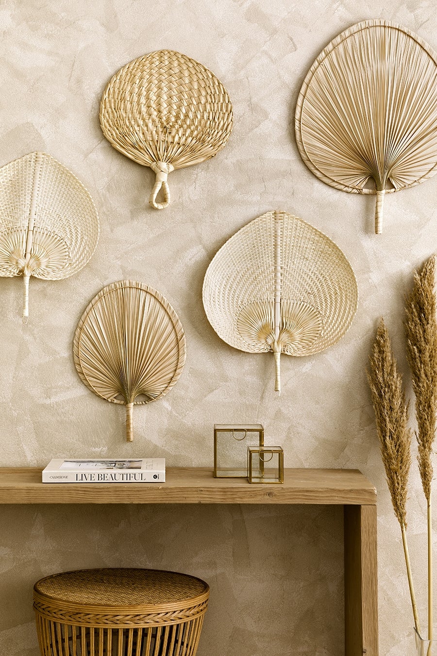 Pon un toque tropical muy refrescante en tu hogar con estos abanicos de fibras naturales de Kenay Home (19.90 euros).