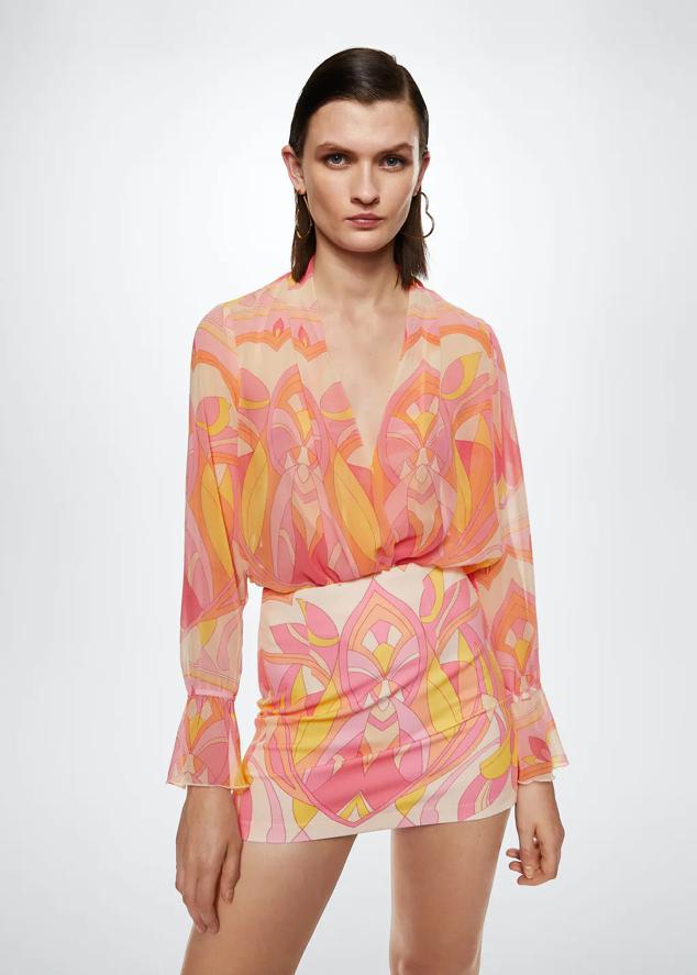 Falda de corte mini y diseño recto de la colección fiesta y ceremonia (forma parte de un conjunto). Estampado geométrico en tonos rosas y amarillos. Precio: 25,99 euros.