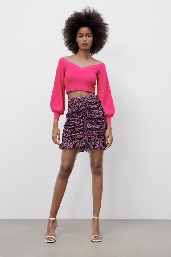 Falda de tiro alto con frunces y bajo acabado en volante. Estampado de flores multicolores. Precio: 22,95 euros.