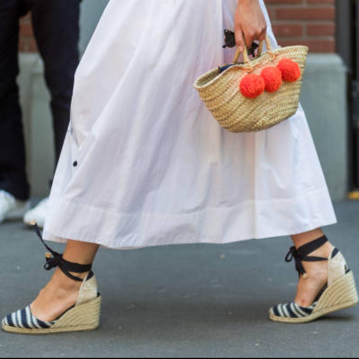 Queremos esta falda midi y plisada de H&M en cinco colores porque sienta como un guante con alpargatas