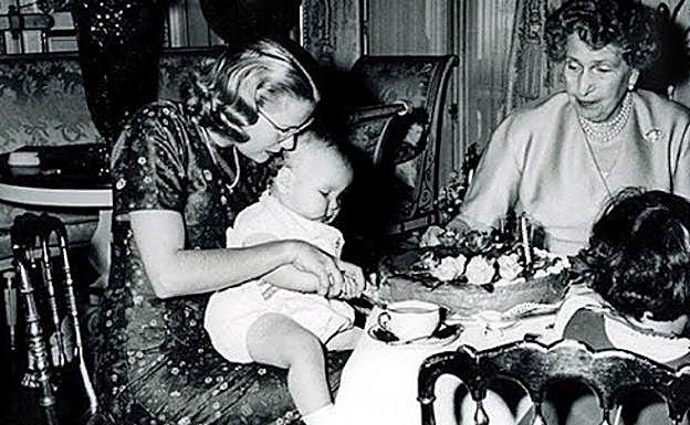 Grace Kelly hizo madrina de Alberto de Mónaco a la reina Victoria Eugenia de España.