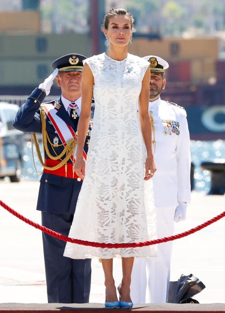 Imagen - La reina combinó el vestido blanco de Sfera y zapatos azules. / GTRES