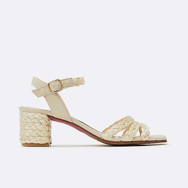 Imagen principal - Estas sandalias de rafia de Stradivarius baratísimas y con tacón cómodo van a ser las más vendidas del verano