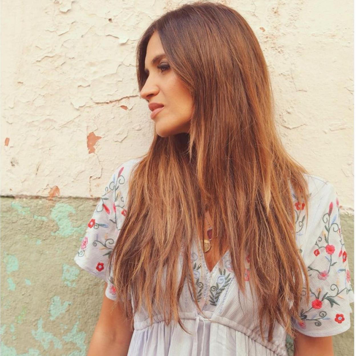 Sara Carbonero ha lucido en Instagram un look con vestido largo y sandalias de cuña.