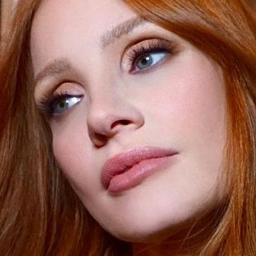 Imagen secundaria 1 - Ficha eyeliner doble (y muy fácil) que se hace siempre esta famosa para rejuvenecer la mirada, agrandarla y levantar el párpado caído