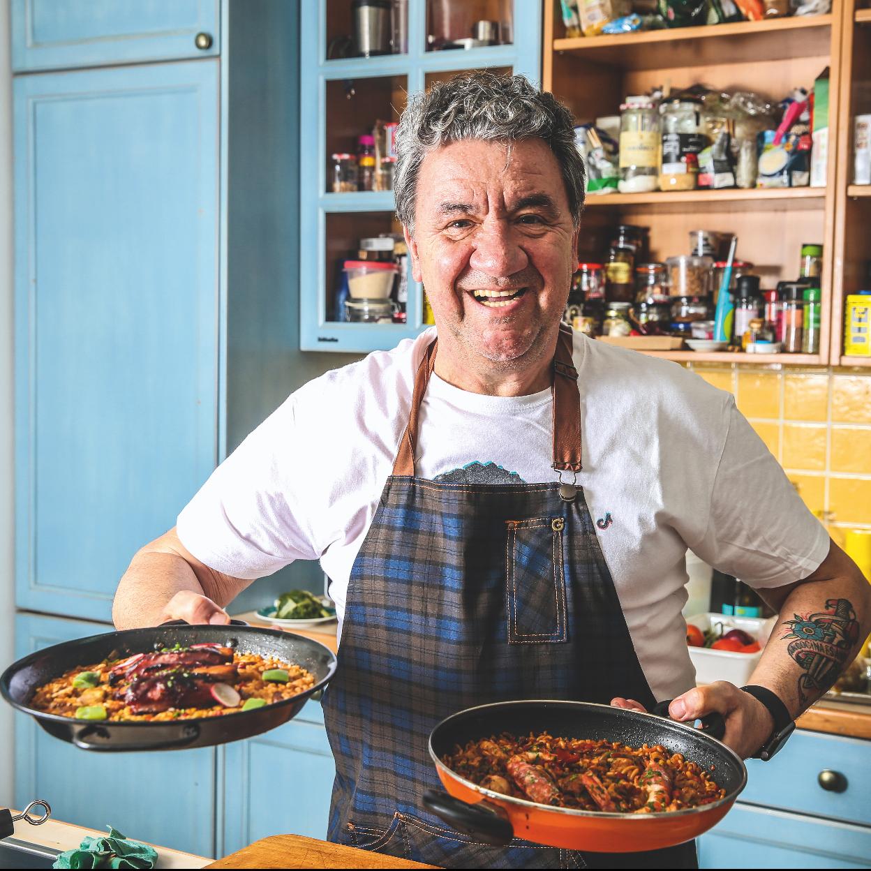 El cocinero Koldo Royo a los fogones, preparando su recetario. 