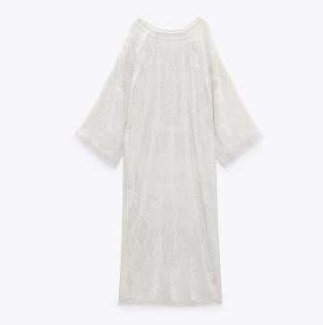 Imagen secundaria 1 - El precioso vestido midi de punto dorado que ha llevado Sofía Palazuelo a la ópera lo puedes copiar en Zara