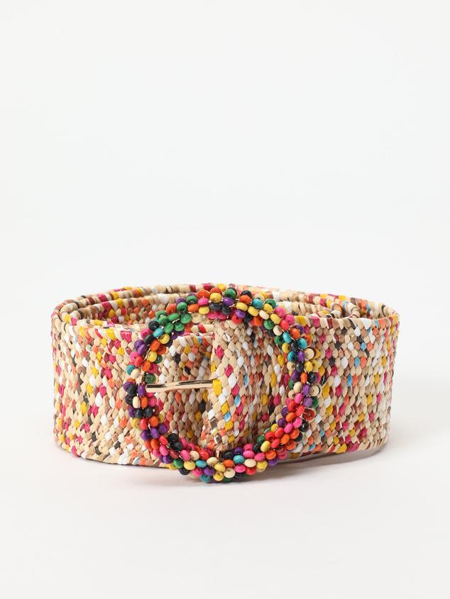 Cinturón de rafia de colores con hebilla redonda de abalorios. La versión más estival que propone Lefties para looks más causales y poder elevarlos con este complemento tan ideal. Precio: 9,99 €.