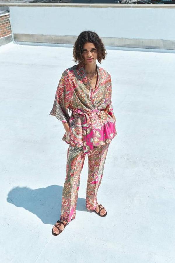 En Zara hemos encontrado este de manga corta y ancha