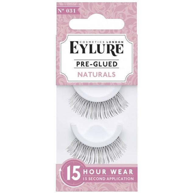 Las Pestañas Postizas Efecto Natural de Eylure se aplican con una tira adhesiva