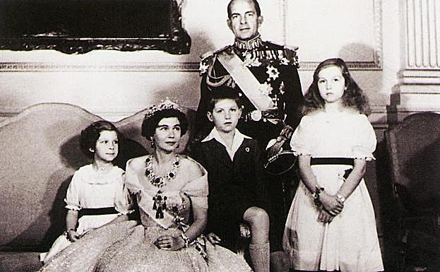 La reina Sofía con sus hermanos y padres