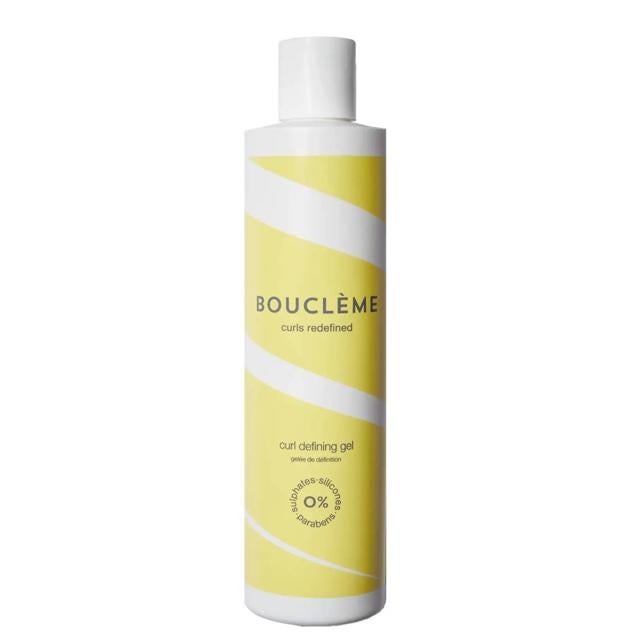 Este gel definidor con fórmula ligera super hidratante, crea un velo que potencia el volumen, elasticidad y suavidad del pelo, mientras define, fija y tiene efecto antiencrespamiento de larga duración. Su textura se absorbe rápidamente, no es pegajosa, ni descama, ni deja residuo, ni acartona. Mientras que, su mezcla de ingredientes es la mejor para devolver la salud y la apariencia de peluquería a la melena. Tiene aloe vera, granada, coco, aceite de argán, lino, pomelo, romero y palmarosa, entre otros aceites y extractos.
