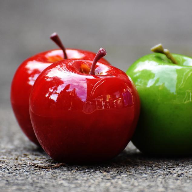 Las manzanas son ricas en agua y pectina, un componente que desintoxica el organismo, por lo que tiene propiedades diuréticas. Además, contiene fibra y aminoácidos, lo que le confieren un gran poder saciante. Unos 100 gramos de manzana contienen 52 calorías.