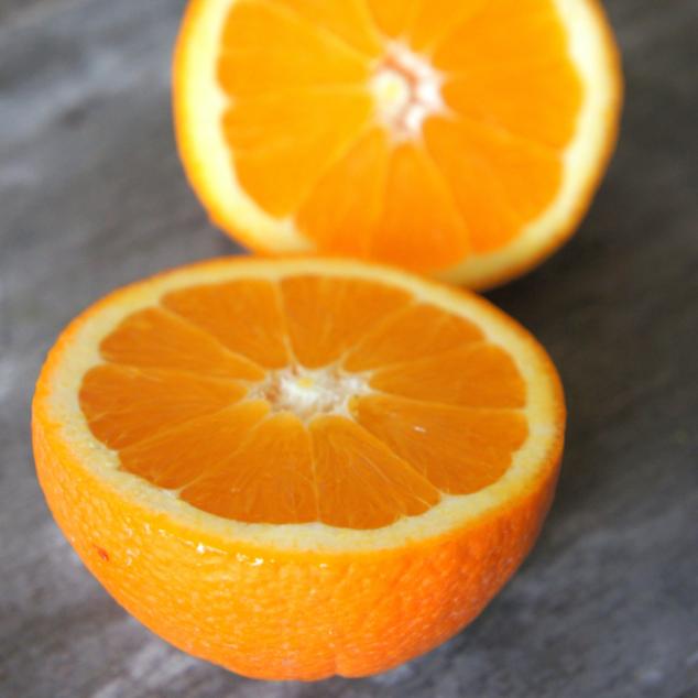 Como todos los cítricos, la naranja es una fruta con pocas calorías y rica en fibra y en vitamina C. 100 gramos de naranja contienen, aproximadamente, 47 calorías.