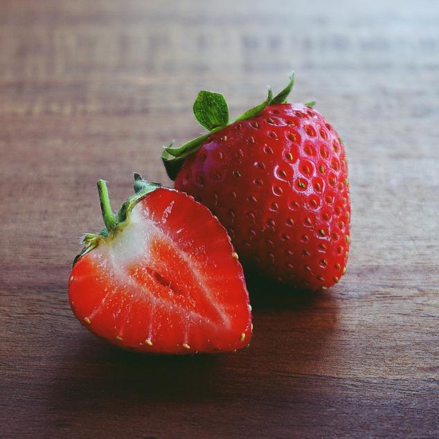 Las fresas son ricas en agua y contienen una gran cantidad de vitaminas y minerales. Por cada 100 gramos de fresas, unos 32 gramos aproximadamente son calorías.