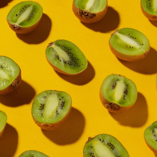El kiwi es rico en vitamina C, vitamina E y vitamina A, potasio, calcio, cobre, magnesio y fibra. Gracias a todo ello, regula el metabolismo y contiene fibras que ayudan a reducir el apetito. ¿Y en cuanto a las calorías? Una sola pieza de esta fruta aporta unas 80 calorías.