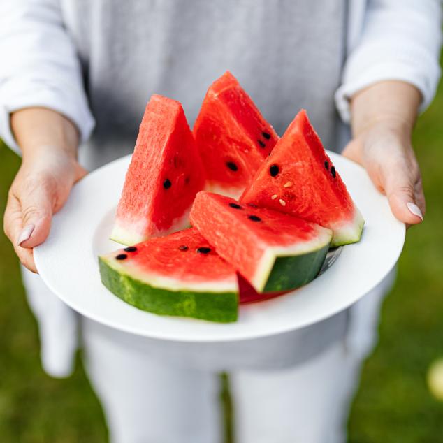 La sandía es rica en licopeno, un poderoso antioxidante. Gracias a su alta composición de agua, su contenido calórico es bajísimo, así que podemos comer grandes porciones sin engordar. Por cada 100 gramos de sandía hay tan solo 30 gramos de calorías.