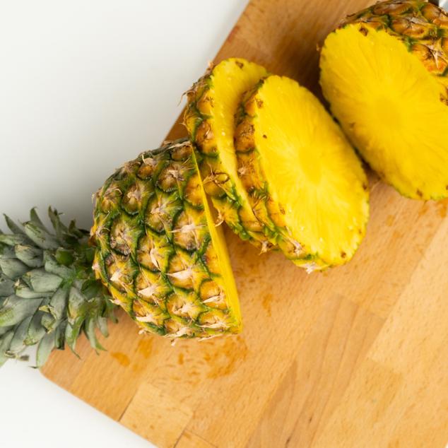 La piña tiene una alta capacidad diurética y depurativa, por lo que contribuye a eliminar toxinas. Además, contiene fibra, hidratos de carbono de absorción lenta, proteínas vegetales, vitamina C y vitaminas del grupo B. Por cada 100 gramos de piña, 50 gramos son calorías.