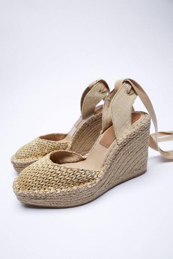 En Zara encontrarás estas cuñas de color beige