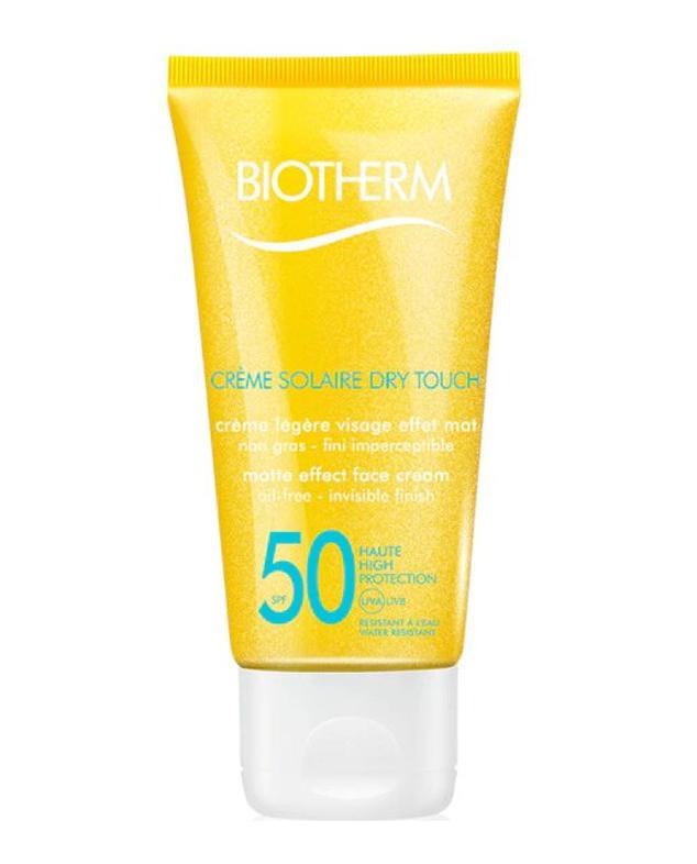 Esta crema solar de textura no grasa está enriquecida con sílice y perlita, dos ingredientes que absorben el sudor y controlan los brillos del rostro. Por otro lado, cuenta con un potente complejo que protege a la piel de las radiaciones UVA y UVB. Su alta tolerancia lo hace perfecto para las pieles sensibles. 