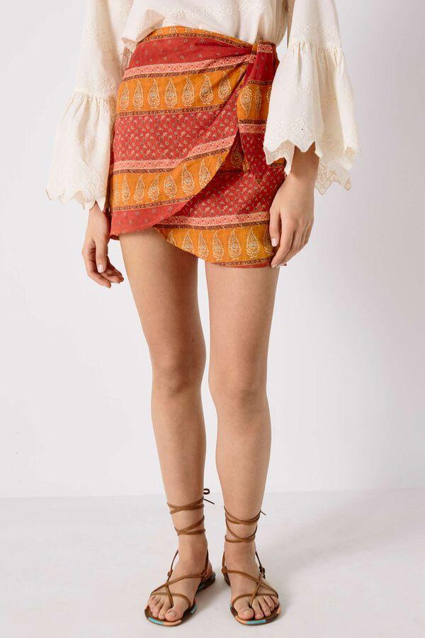 Es una prenda que nos recuerda mucho a los festivales. Lucéla con crop tops, zapatillas e incluso con complementos de colores para aumentar su efecto.