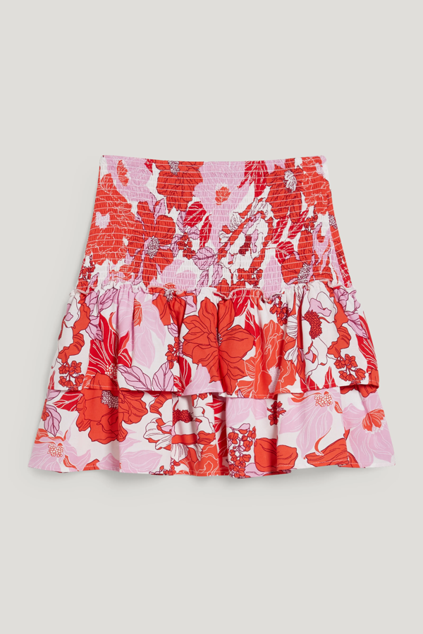 Minifalda con print floral de tejido ligero con volantes. Además de cintura fruncida y elástica. Es de C&A. Precio: 15,99 €. 