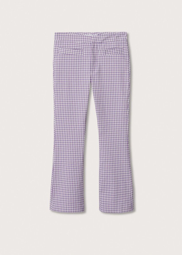 Con print de cuadros vichy en lila pastel. Estos pantalones flare crop son perfectos para lucir con sandalias griegas o mules. Son de Mango. Precio Rebajado: 19,99 €. 