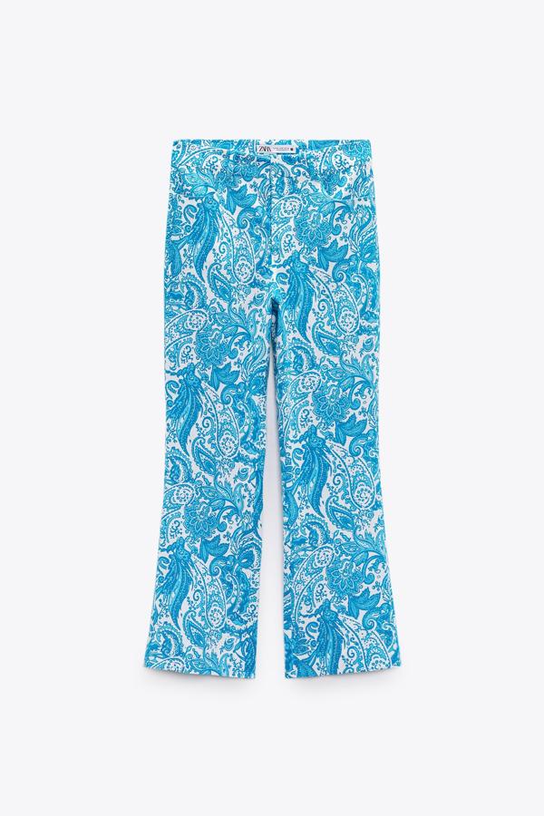 Pantalón acampanados de tiro alto con bolsillos delanteros. Destaca por su estampado paisley en color azul y su tejido de lino. Además, son de tipo crop y son de Zara. Precio: 29,95 €. 