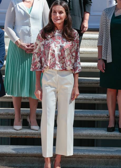 Imagen - La reina Letizia con pantalones blancos. / GTRES