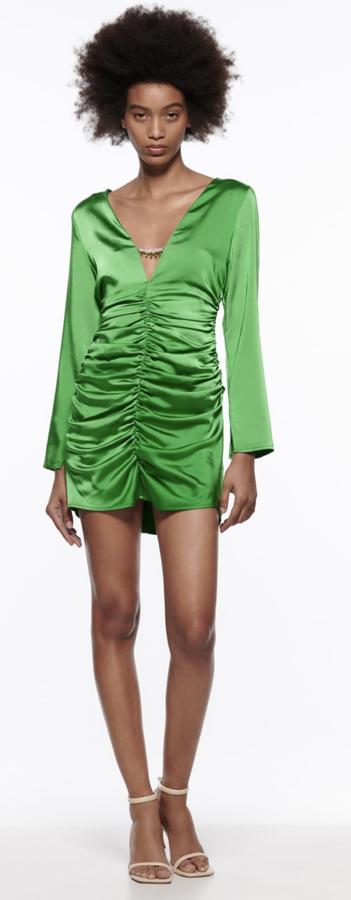 Vestido de escote de pico con aplicación joya en color verde, manga larga acabada con aberturas laterales y detalle de frunces. Está disponible en Zara por 29,95 euros.