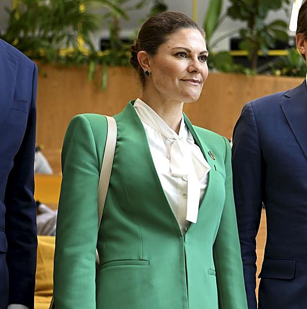 Victoria de Suecia con la balzer verde de Zara.